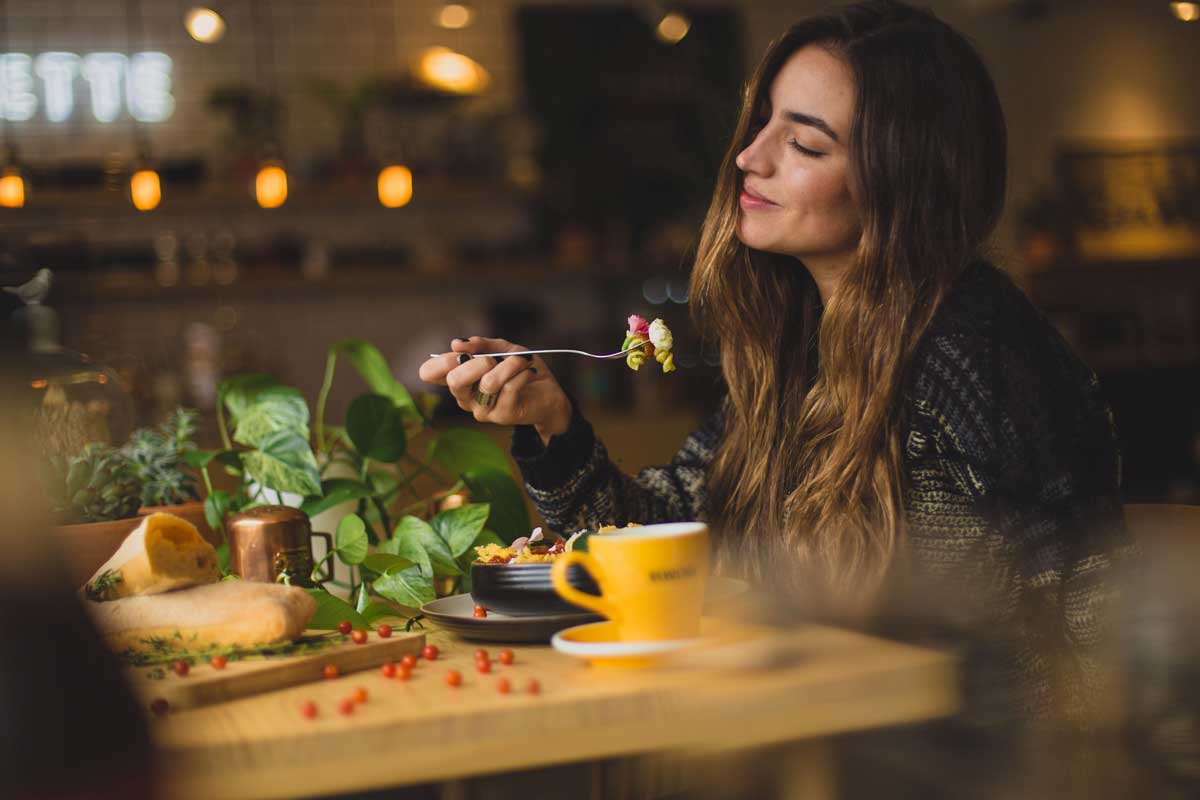 Chica comiendo feliz