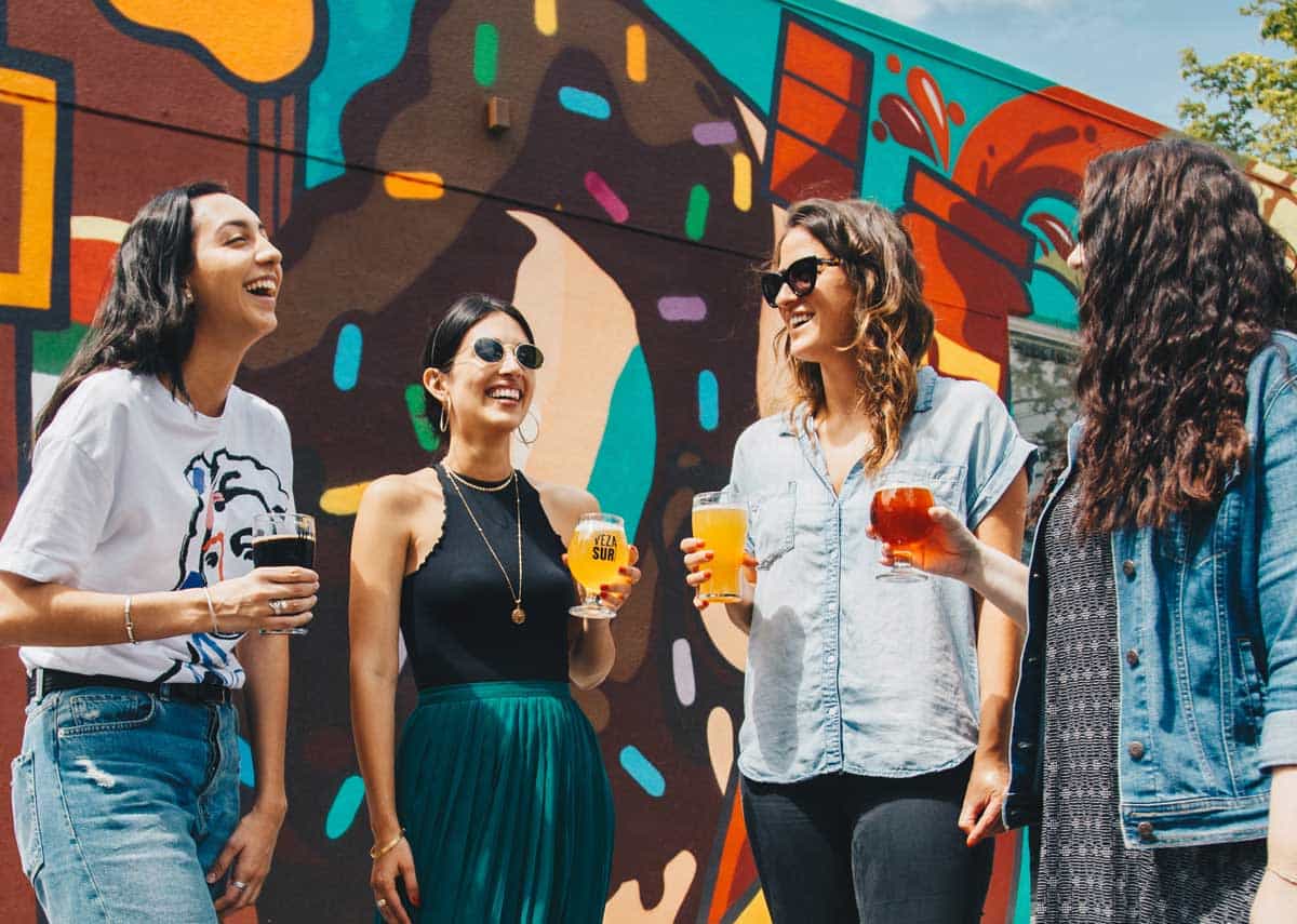 Amigas conversando mientras toman cerveza