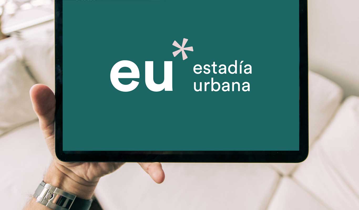 Logo de Estadía Urbana en una tablet