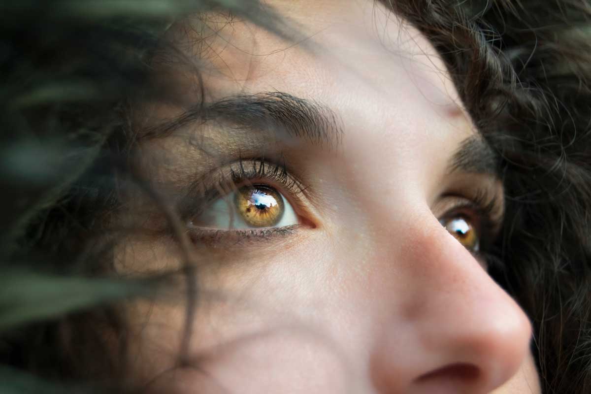 Ojos de una chica mirando hacia arriba