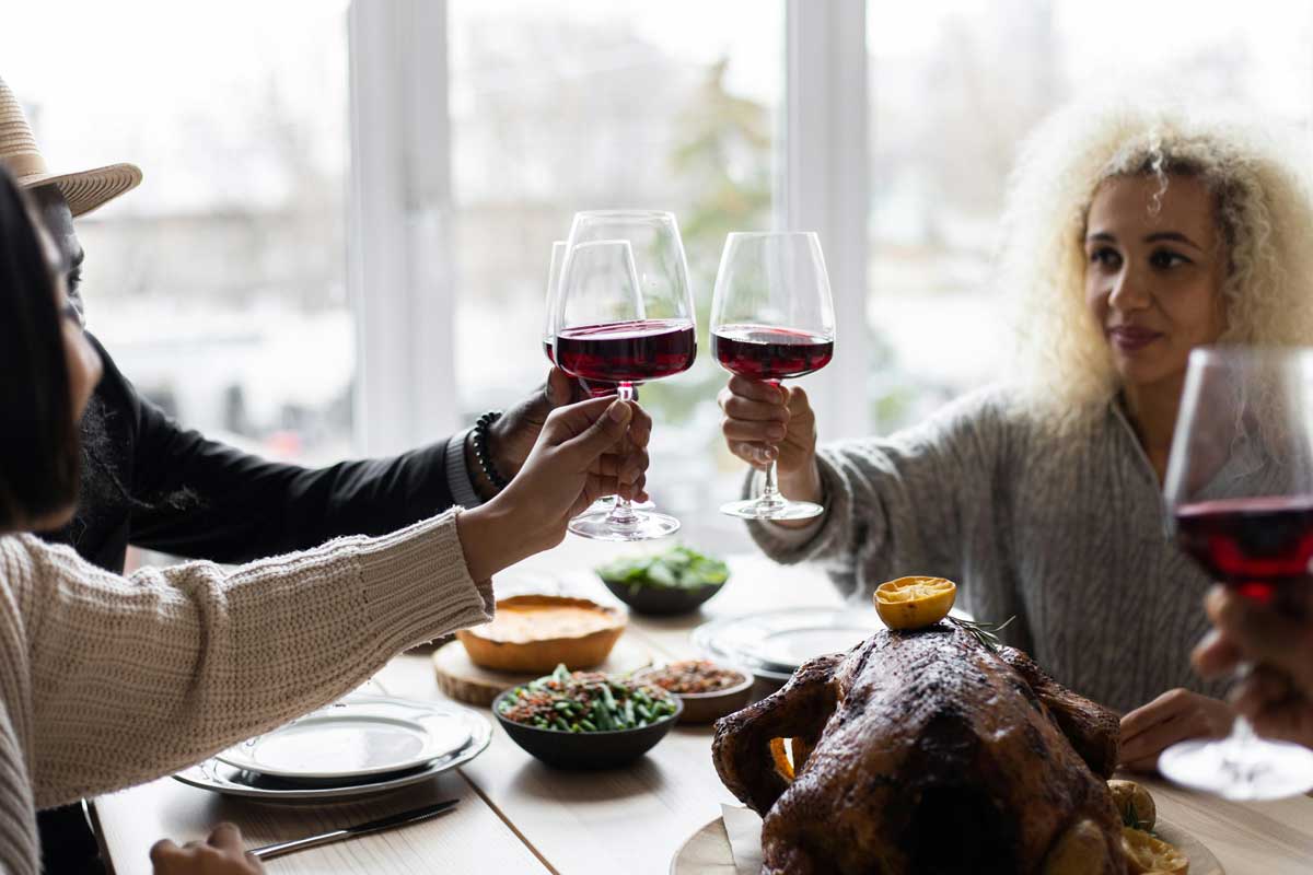 Personas brindando con vino