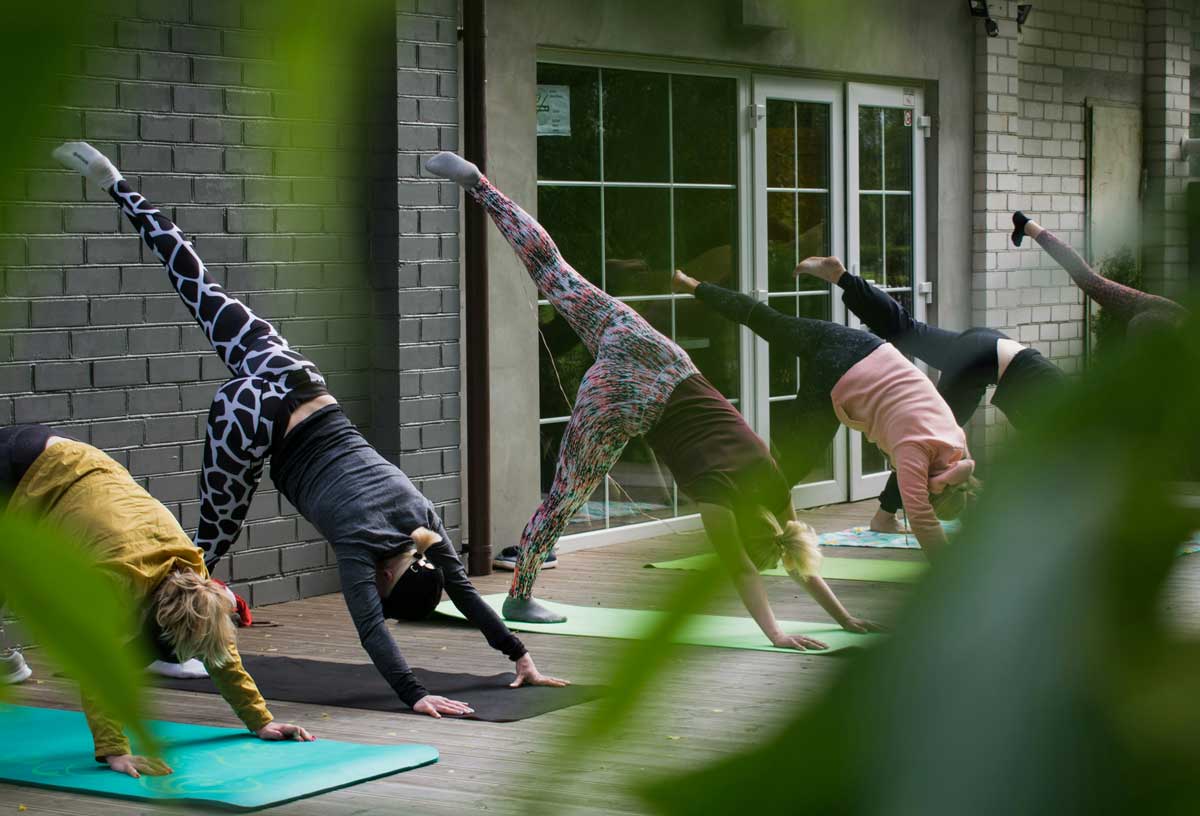 Personas haciendo yoga